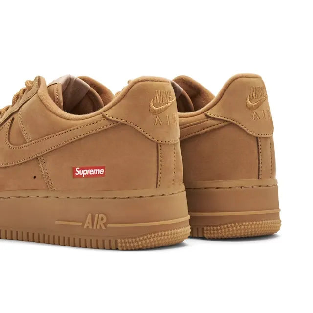 Tênis Marrom Nike Air Force 1 Low SP Supreme Wheat PArte Traseira em Detalhes