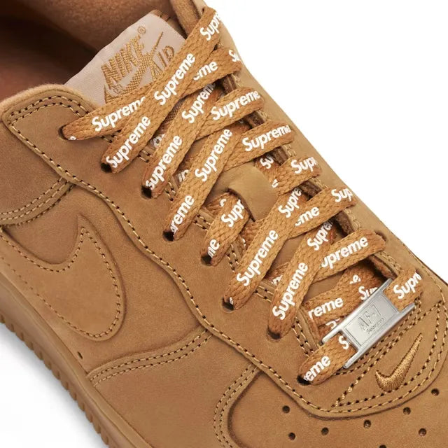 Tênis Marrom Nike Air Force 1 Low SP Supreme Wheat Vista em Detalhes do Cadarco Supreme