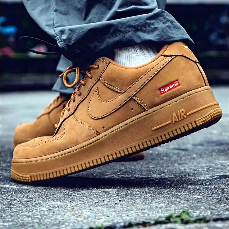 Tênis Marrom Nike Air Force 1 Low SP Supreme Wheat Visto com no Pe com Calca Escura