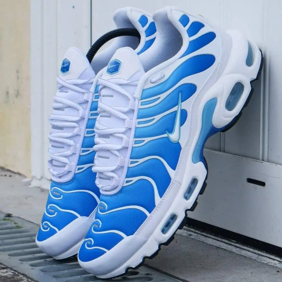 Tênis Azul com Branco Nike Air Max TN Plus Battle Blue Escostado na Porta Branca