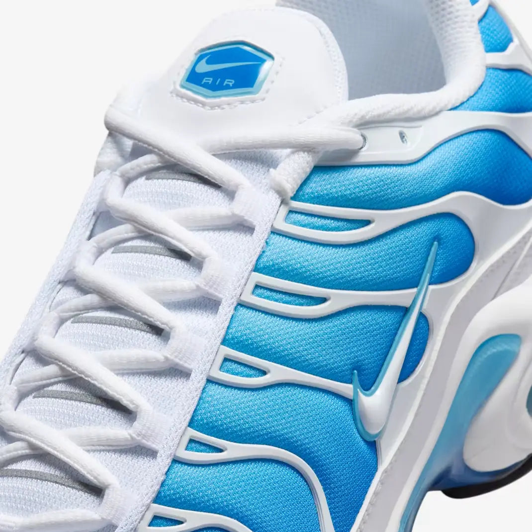 Tênis Azul com Branco Nike Air Max TN Plus Battle Blue Parte Frontal em Detalhes
