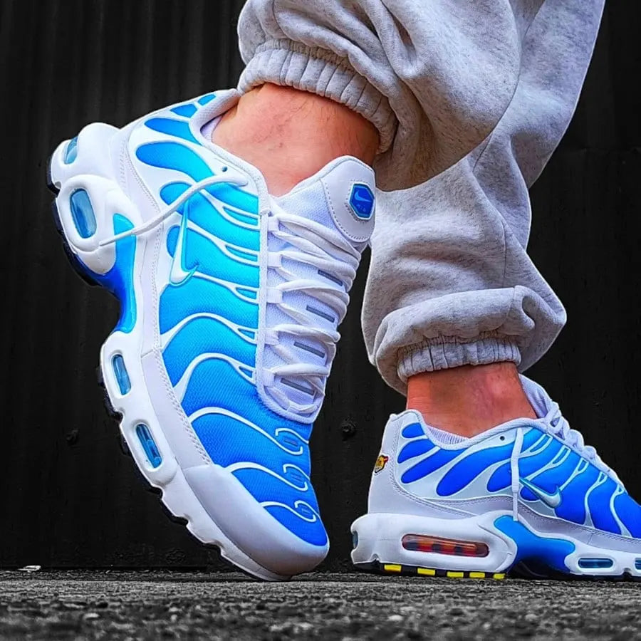 Tênis Azul com Branco Nike Air Max TN Plus Battle Blue Visto no Pe com Calca Moletom Cinza