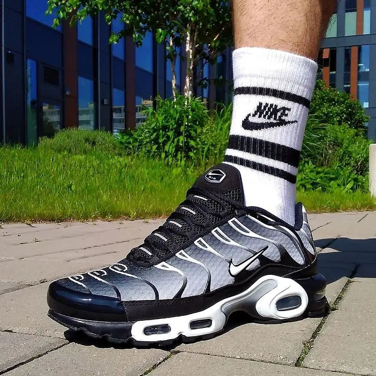 Nike Air Max Tn Black Metallic Silver Visto no Pe com Meia Branca Nike