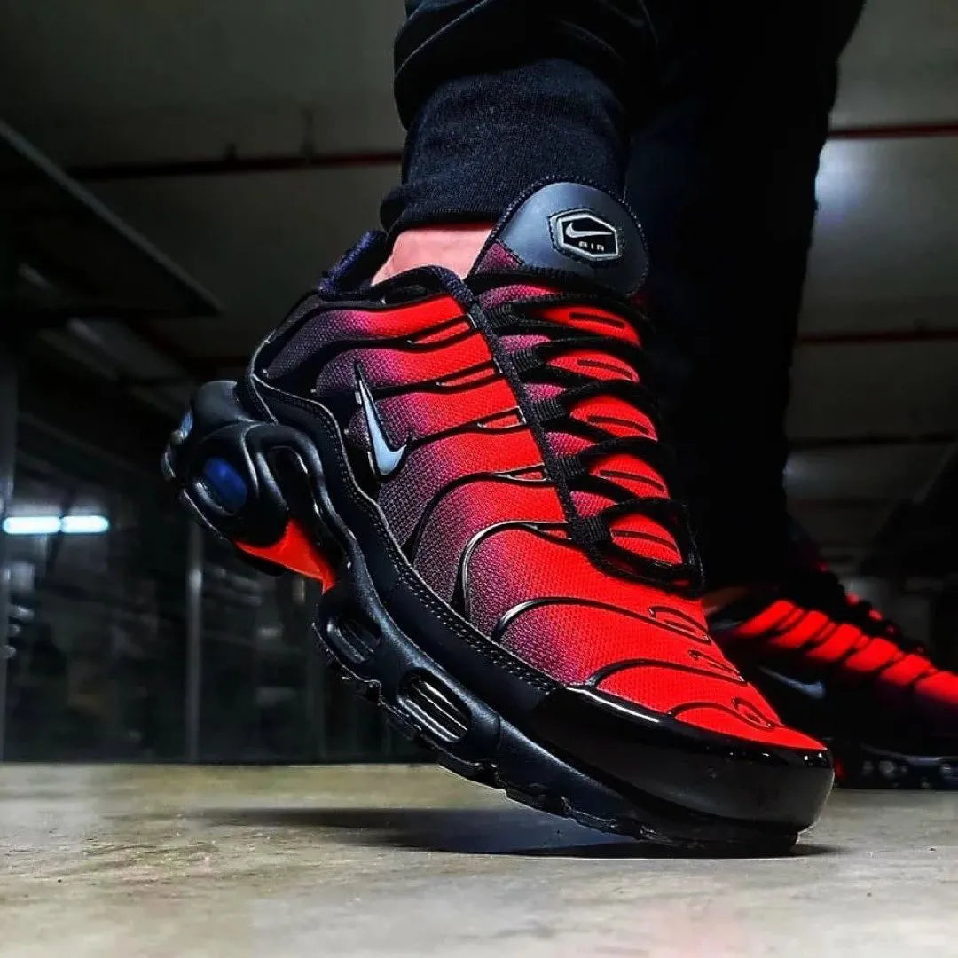 Air Max TN Plus Deadpool Visto no Pe com Calca Moletom Preta
