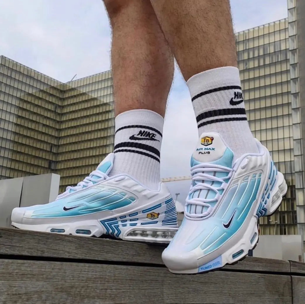 Air Max Plus 3 Laser Blue  Visto no Pe com Meia Branca Nike