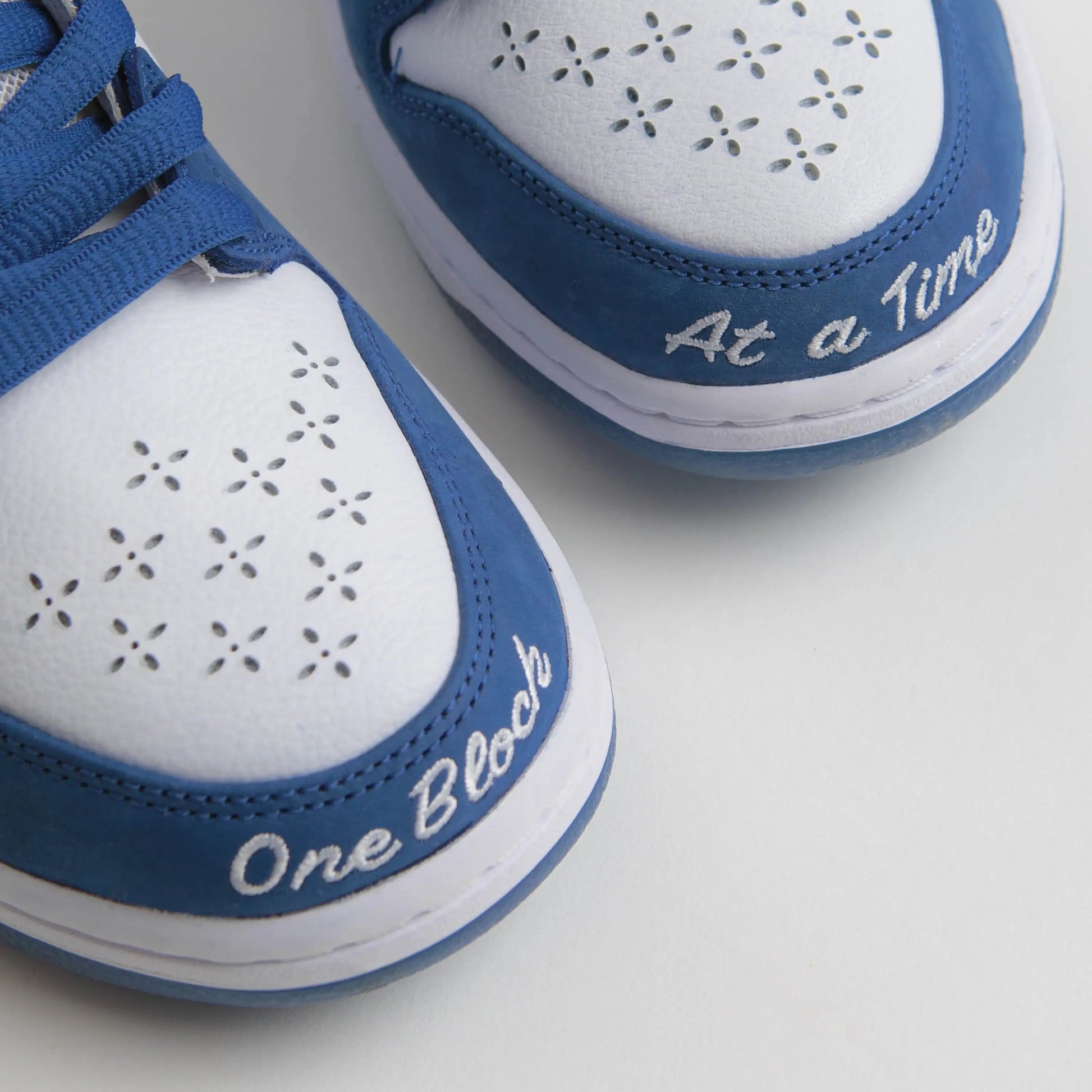 Tênis Nike Azul Dunk Low Born x Raised Block At a Time Vista Frontal Escrita One Block At a Time