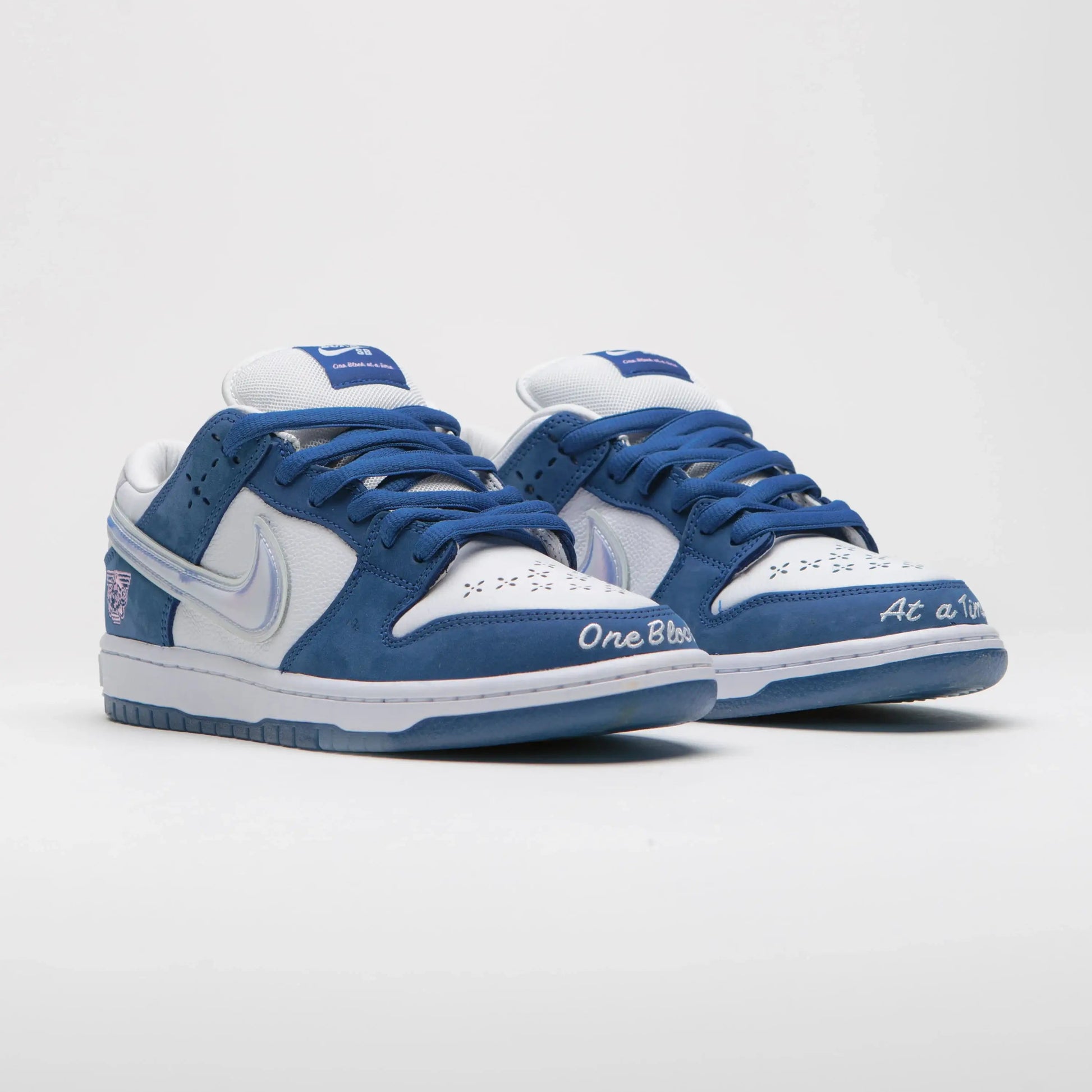 Tênis Nike Azul Dunk Low Born x Raised Block At a Time Visto de Frente
