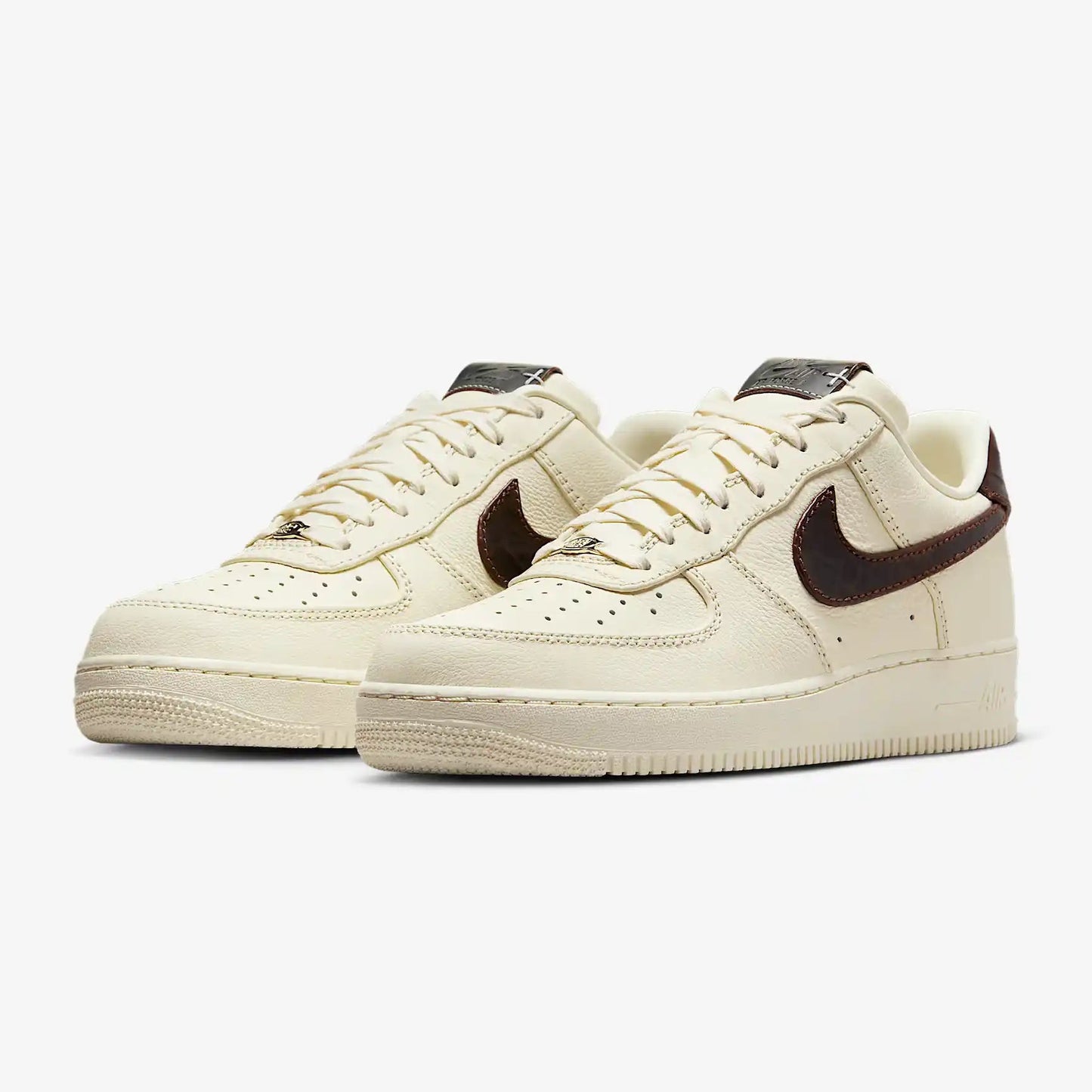 Tênis Nike Bege Air Force 1 Low Soft Pearl Par Visto de Frente 