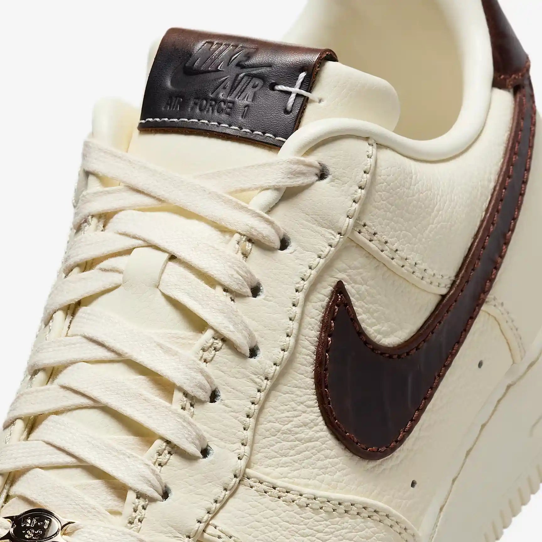 Tênis Nike Bege Air Force 1 Low Soft Pearl Parte Frontal em Detalhes