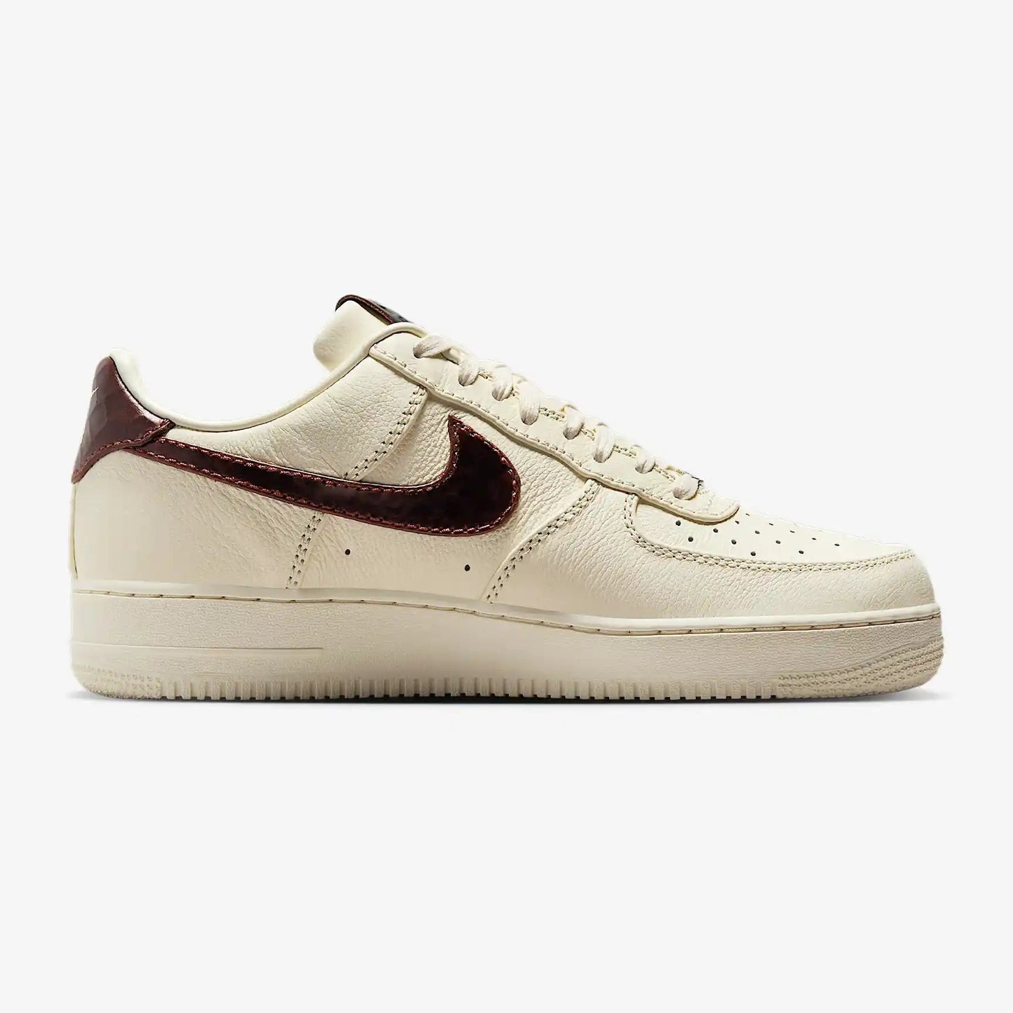 Tênis Nike Bege Air Force 1 Low Soft Pearl Parte Lateral Direita