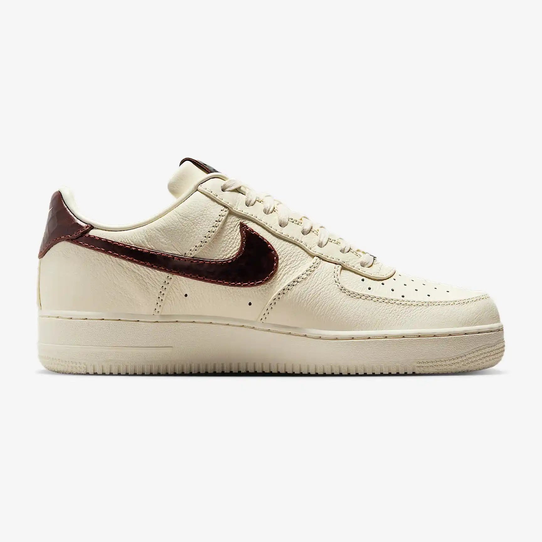 Tênis Nike Bege Air Force 1 Low Soft Pearl Parte Lateral Direita
