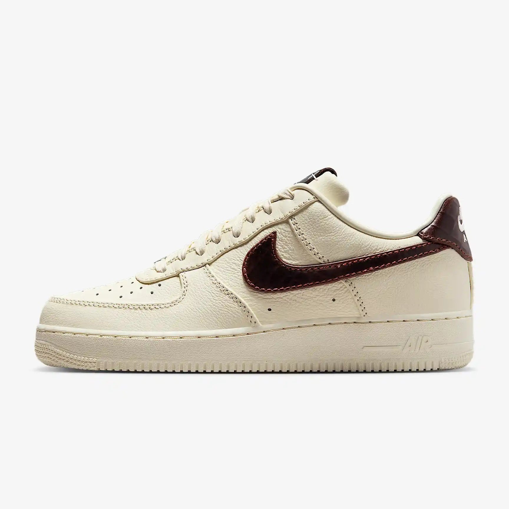 Tênis Nike Bege Air Force 1 Low Soft Pearl Parte Lateral Esquerda