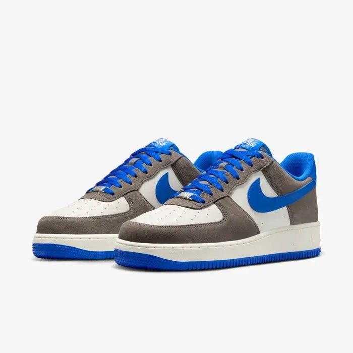 Tênis Nike Cinza Air Force 1 Low Cave Stone Hyper Royal Par Visto de Frente