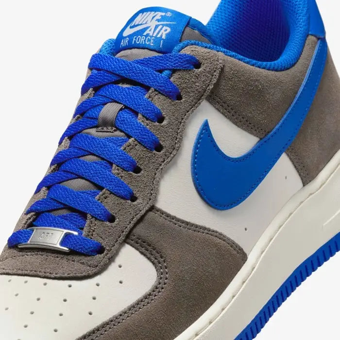 Tênis Nike Cinza Air Force 1 Low Cave Stone Hyper Royal Parte Frontal em Detalhes