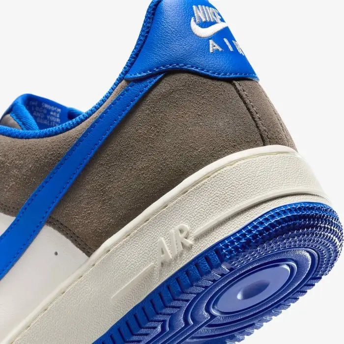 Tênis Nike Cinza Air Force 1 Low Cave Stone Hyper Royal Parte Traseira em Detalhes