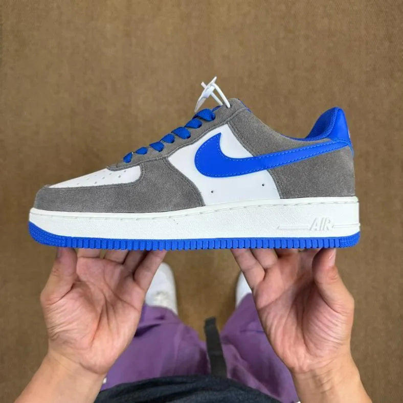 Tênis Nike Cinza Air Force 1 Low Cave Stone Hyper Royal Sendo Segurado na Mao em Foto Real