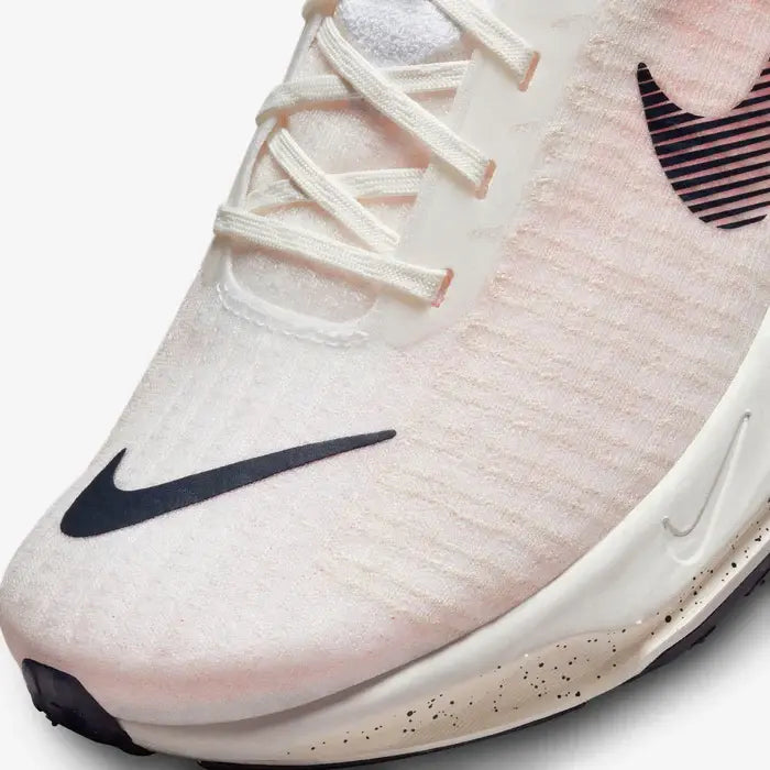 Tênis de Corrida Nike Invincible Run 3 Bright Crimson Parte Frontal em Detalhes