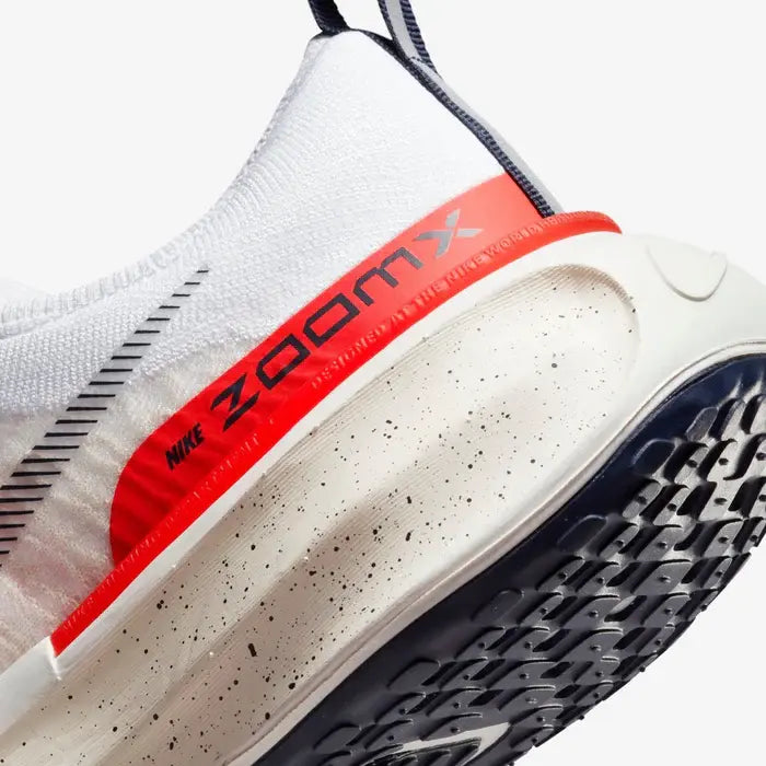 Tênis de Corrida Nike Invincible Run 3 Bright Crimson Parte Traseira em Detalhes Mostrando a Tecnologia ZoomX