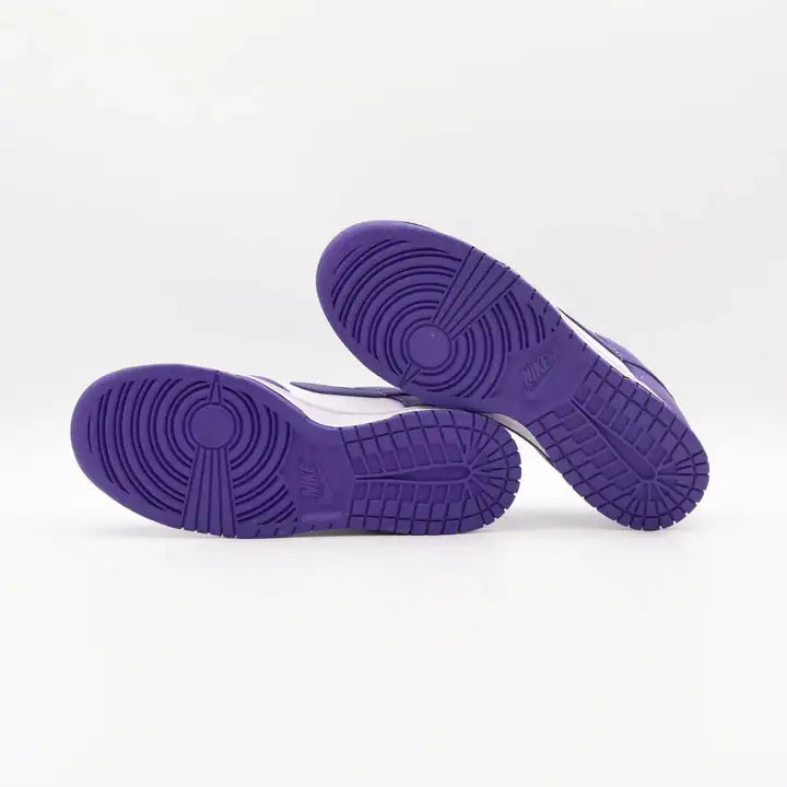 Tenis Roxo Nike Dunk Low Court Purple Parte da Sola Sendo Visto