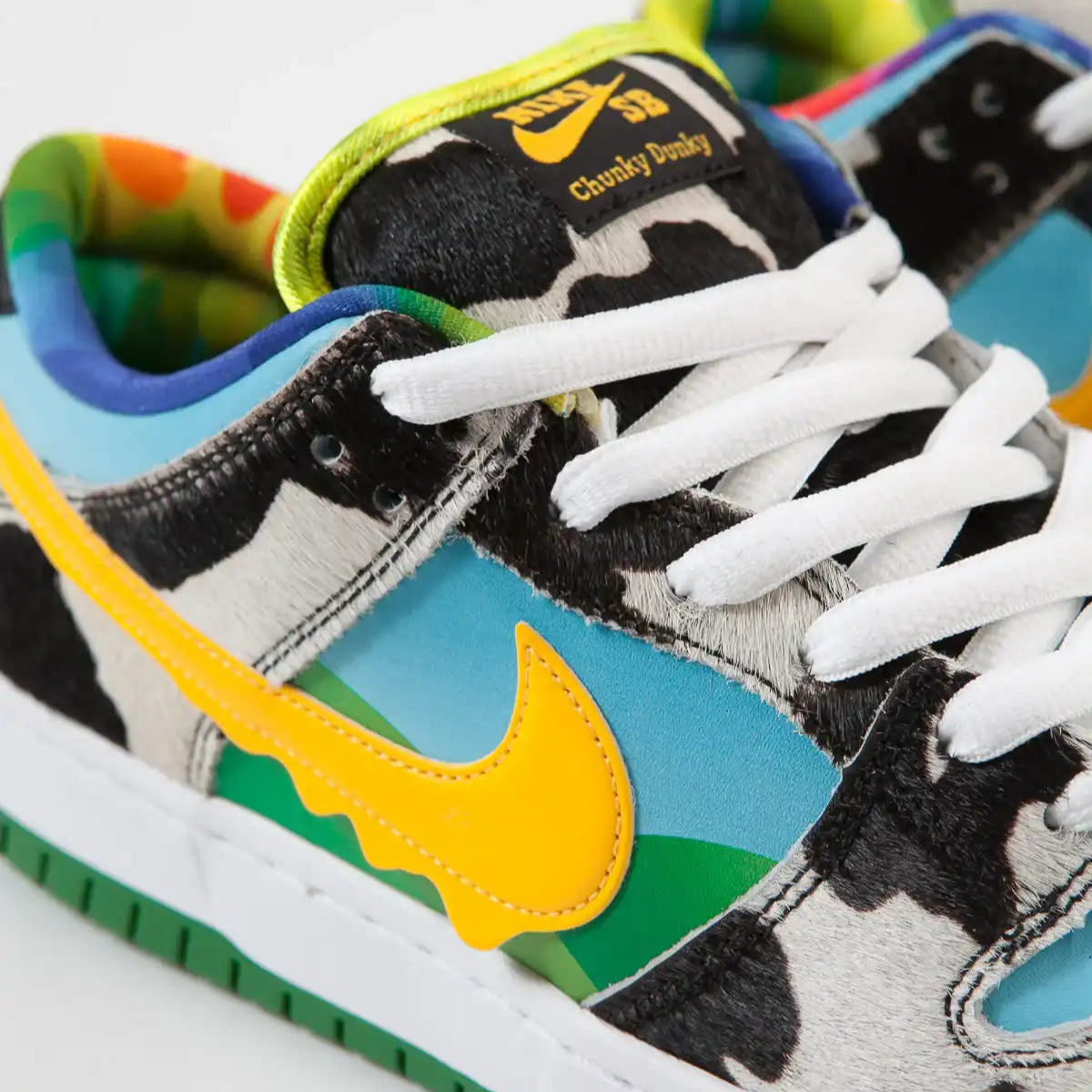 Tenis Nike Dunk Low Ben e Jerrys Chunky Dunky Visto em Detalhes Da Pelugem da Vaquinha