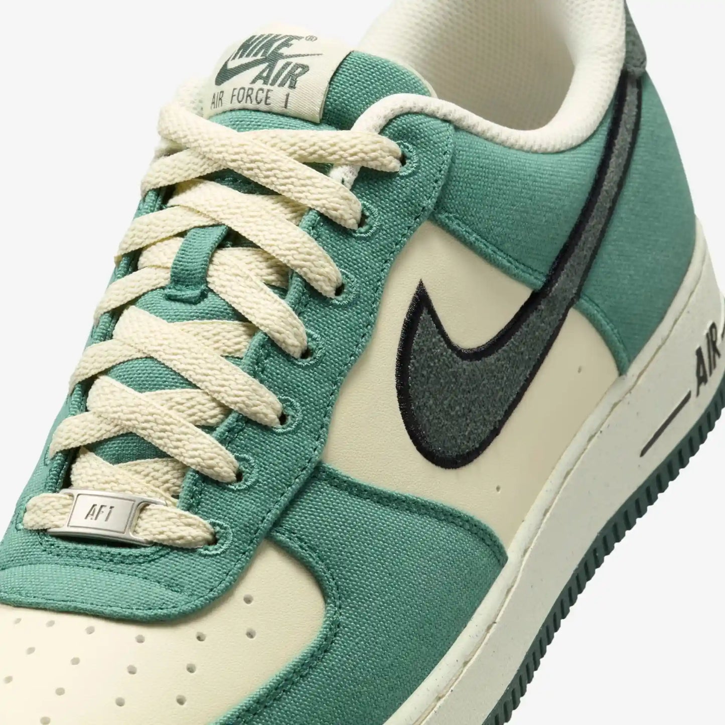 Tênis Nike Verde Masculino Air Force 1 Low Notebook Doodle Parte Frontal em Detalhes