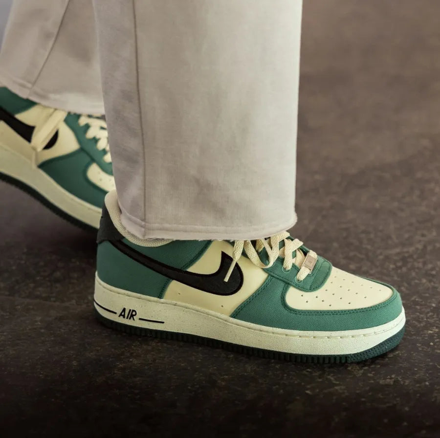 Tênis Nike Verde Masculino Air Force 1 Low Notebook Doodle Visto no Pe Com Calca Bege