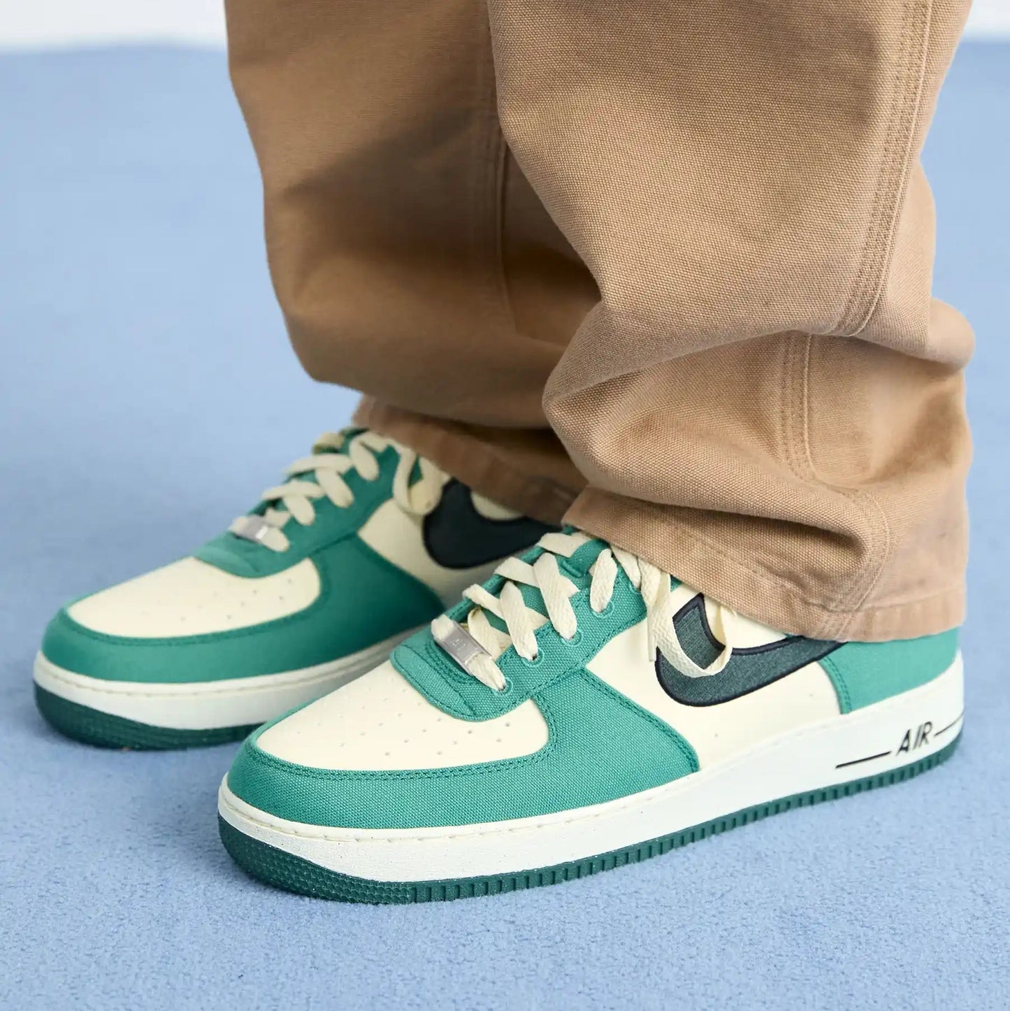 Tênis Nike Verde Masculino Air Force 1 Low Notebook Doodle Visto no Pe com Calca Marrom Clara