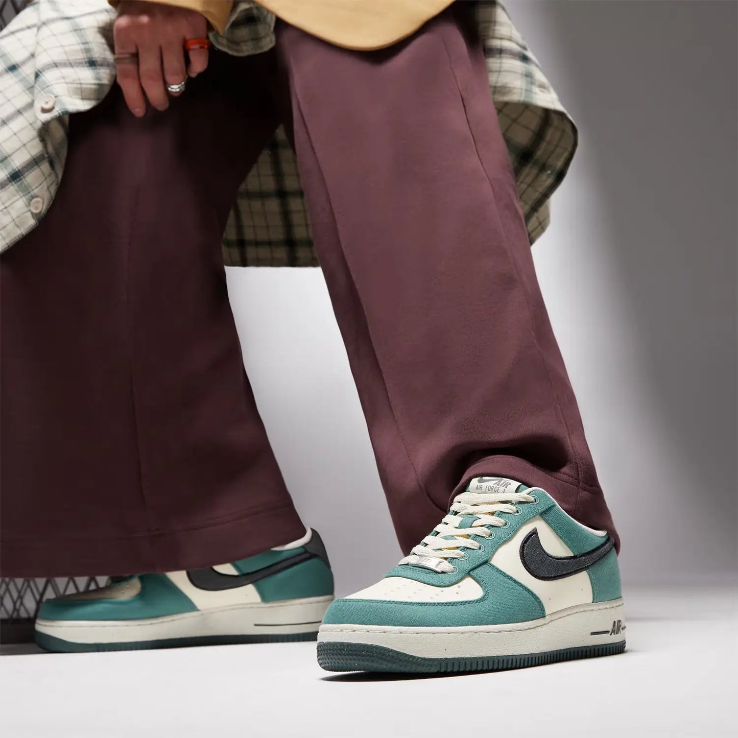 Tênis Nike Verde Feminino Air Force 1 Low Notebook Doodle Visto no Pe com Calca da Cor Vinho