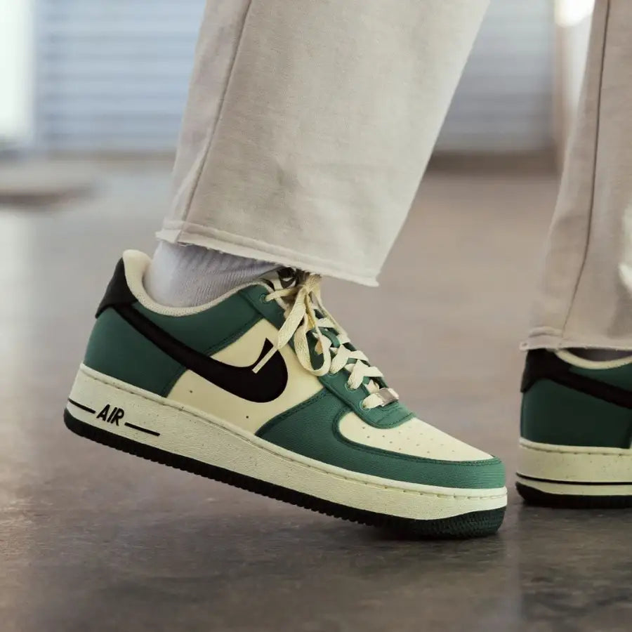 Tênis Nike Verde Masculino Air Force 1 Low Notebook Doodle Visto no Pe de Lado Junto com Calca Bege
