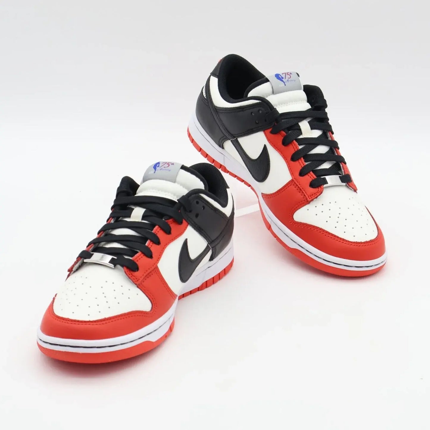 Tênis Vermelho Nike Dunk Low NBA Par Visto de Frente