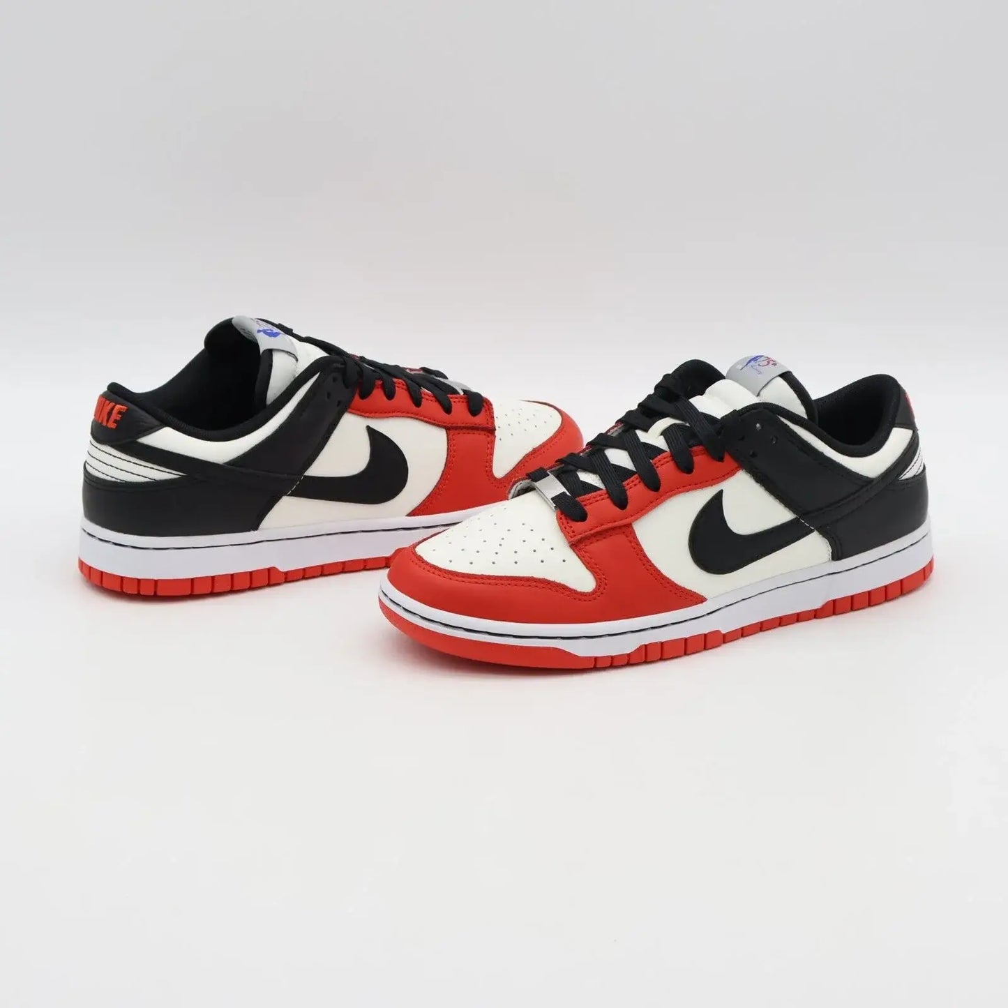 Tênis Vermelho Nike Dunk Low NBA Par Visto Lateral