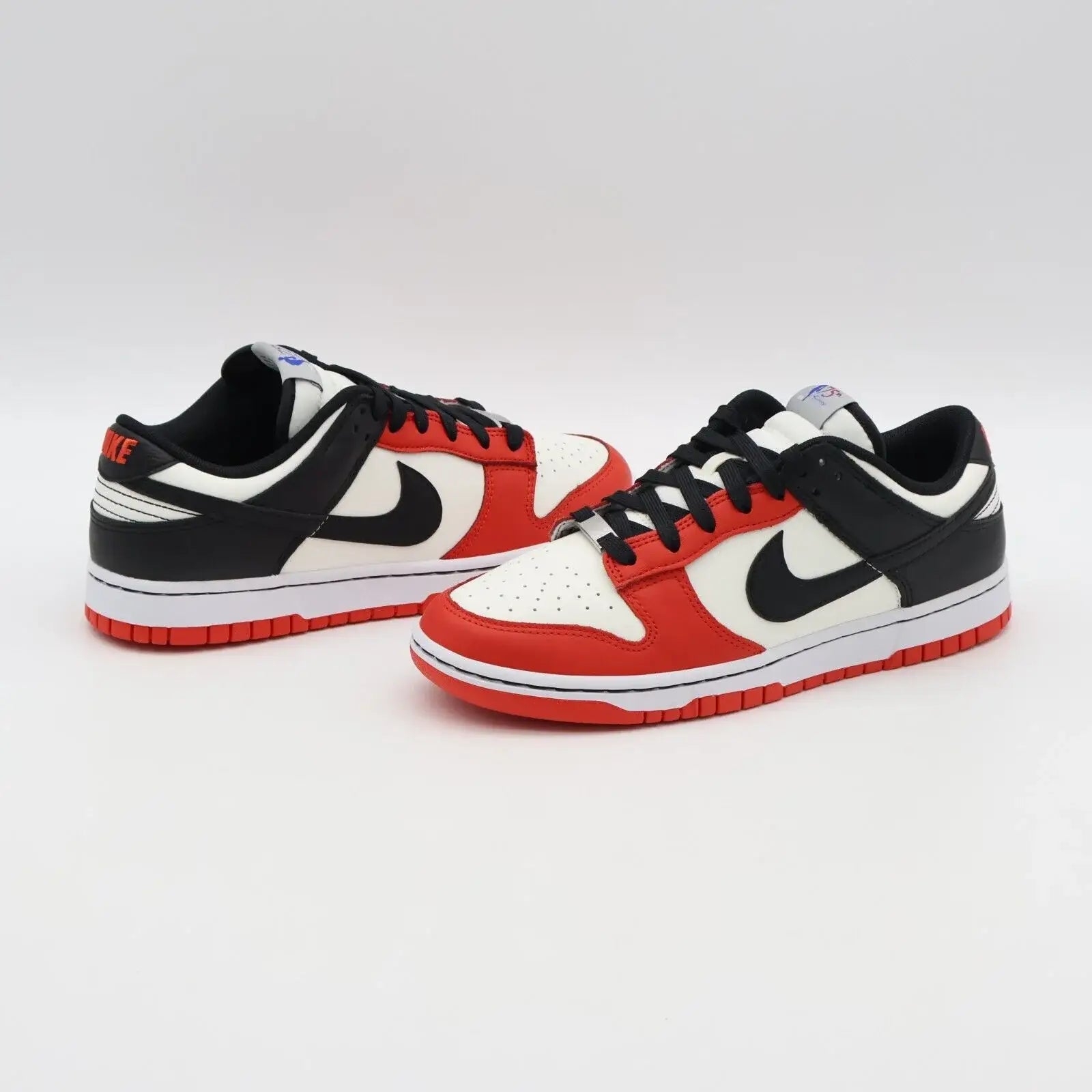 Tênis Vermelho Nike Dunk Low NBA Par Visto Lateral