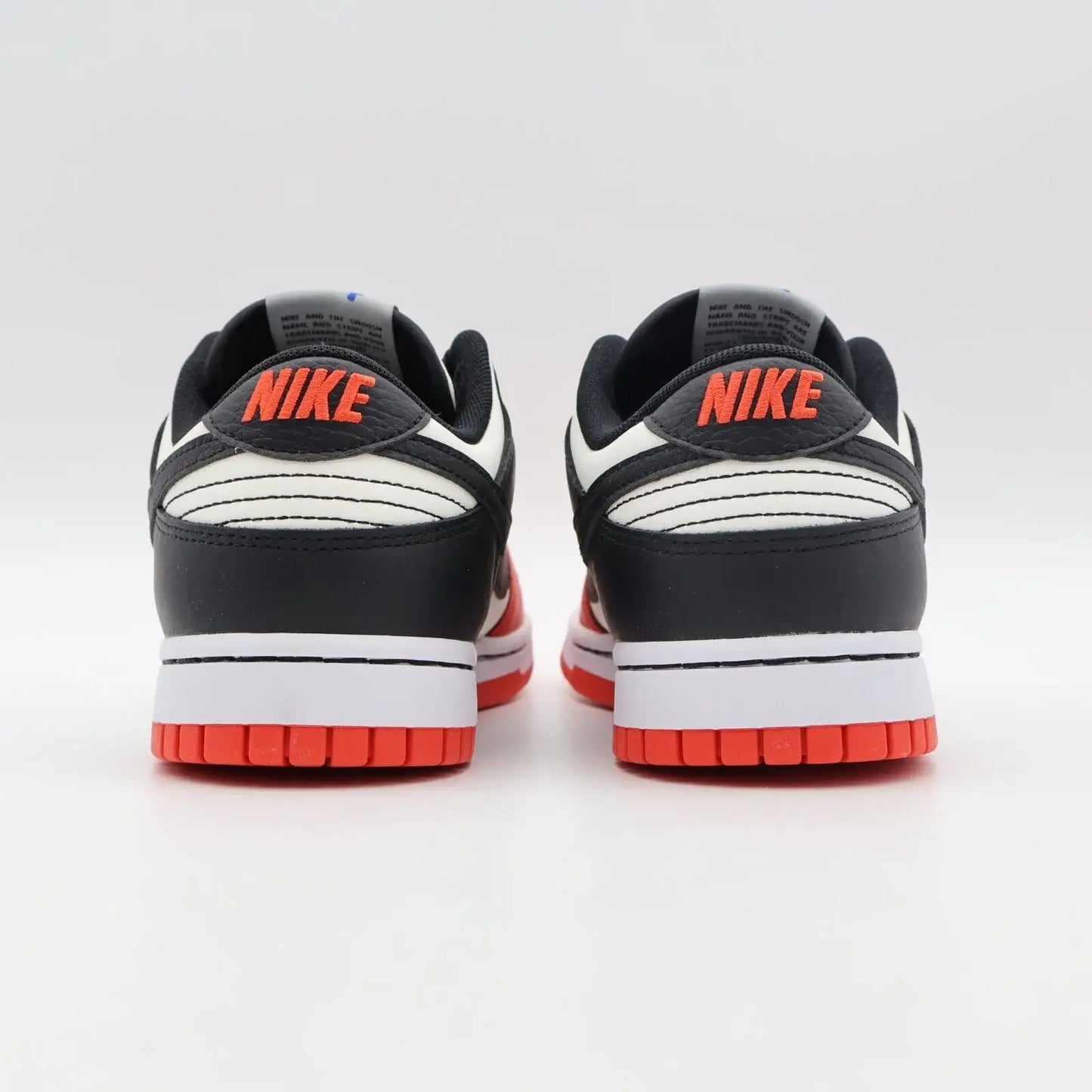 Tênis Vermelho Nike Dunk Low NBA Parte Traseira Em Detalhes