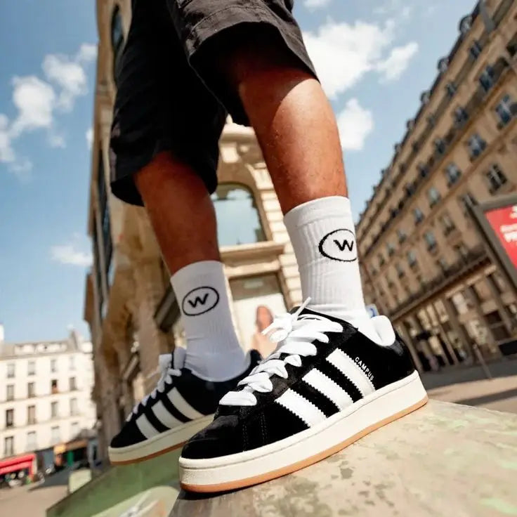 Tênis Preto Adidas Campus 00s Core Black No Pe com Short Preto e Meia Branca