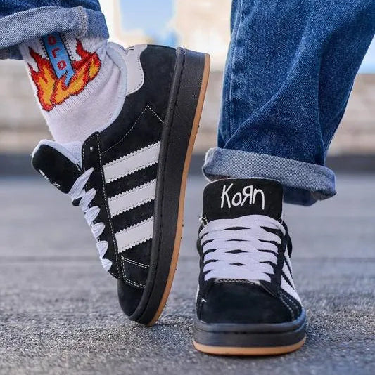 Tênis Preto Adidas Campus 00s Korn Visto no Pe de Frente com Meia Flamejante