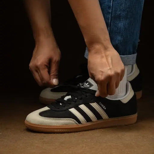 Tênis Preto com Bege Adidas Samba  Black Wonder Visto no Pe com Calca Jeans