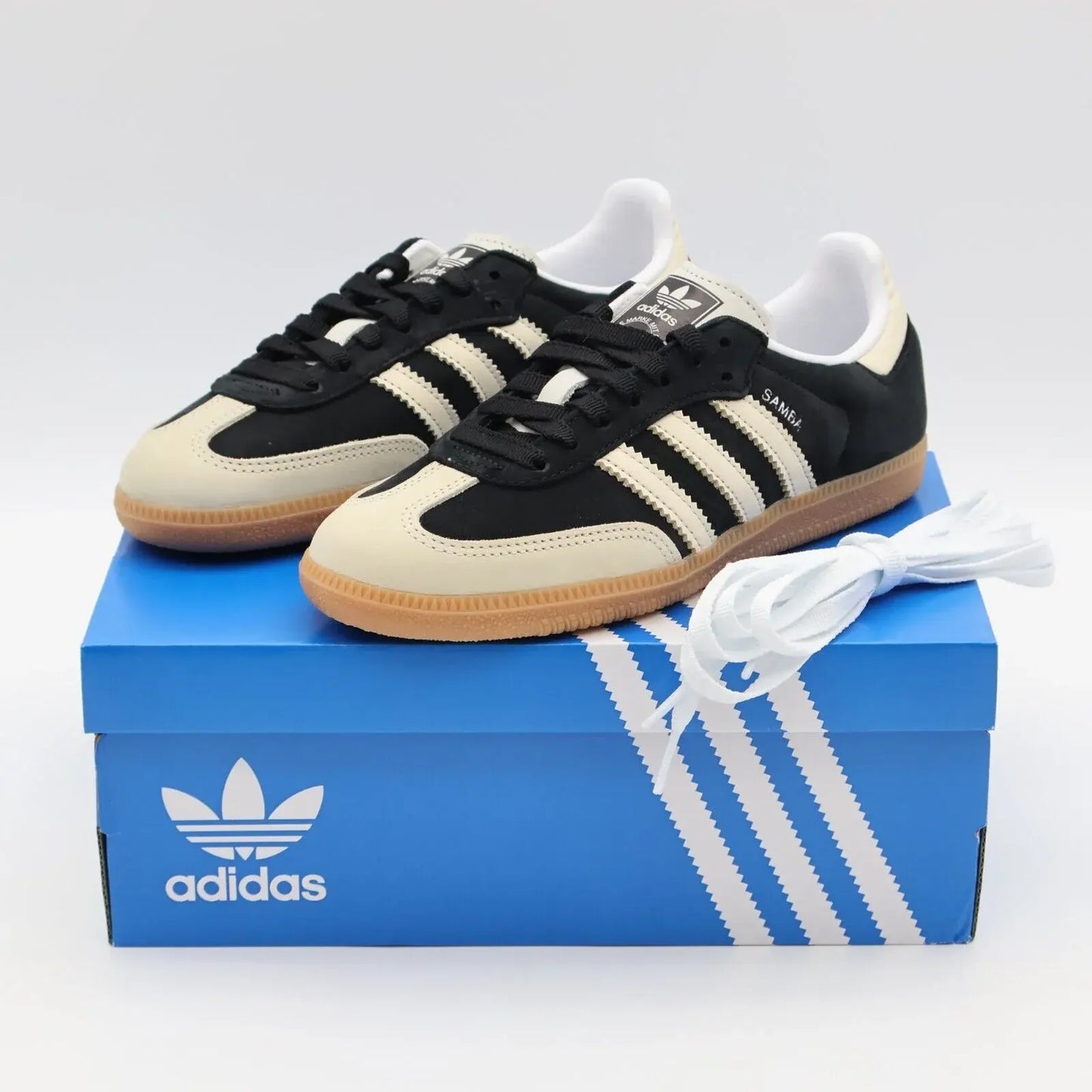 Tênis Preto com Bege Adidas Samba  Black Wonder Par em Cima da Caixa