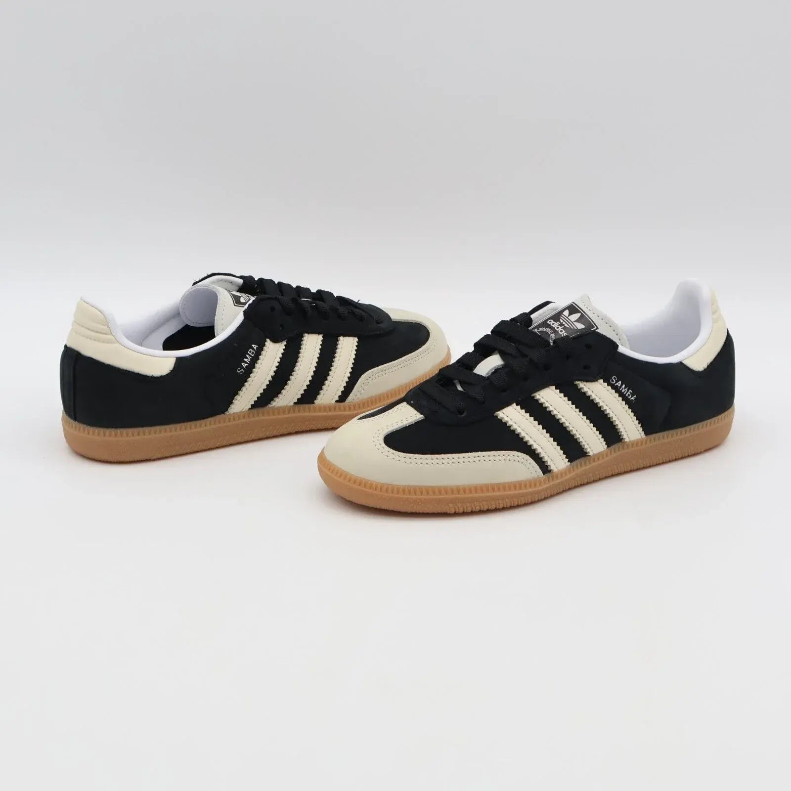 Tênis Preto com Bege Adidas Samba  Black Wonder Par Visto de Lado