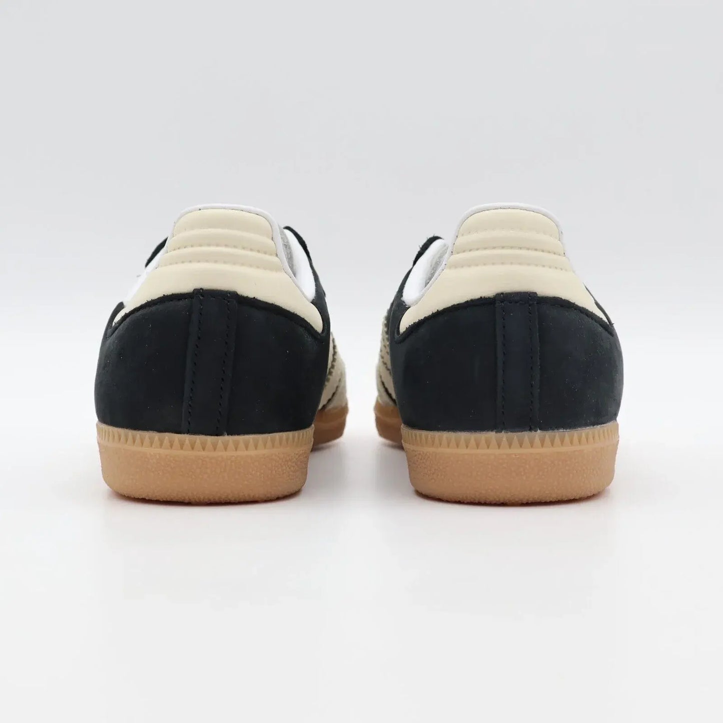 Tênis Preto com Bege Adidas Samba  Black Wonder Parte Traseira