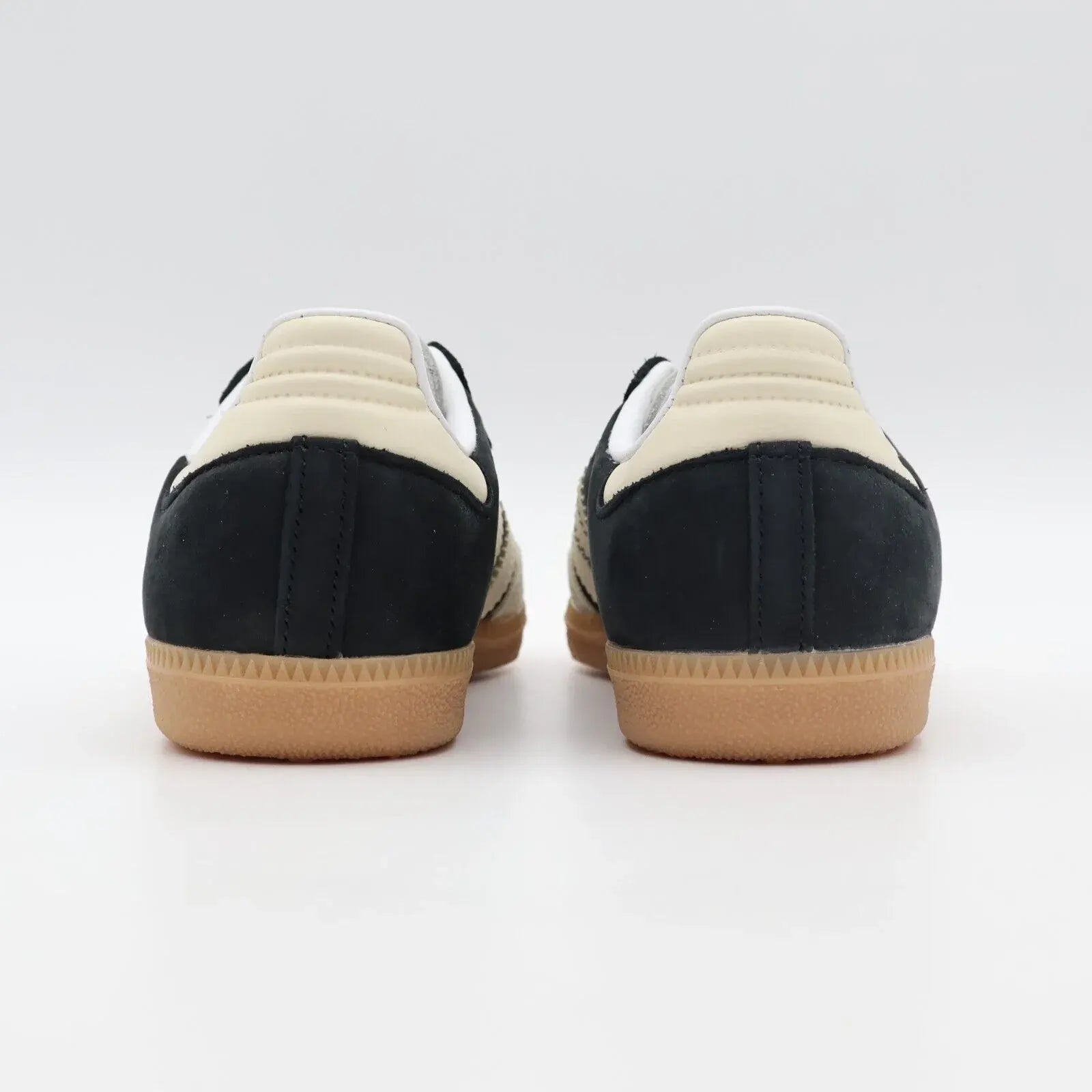 Tênis Preto com Bege Adidas Samba  Black Wonder Parte Traseira