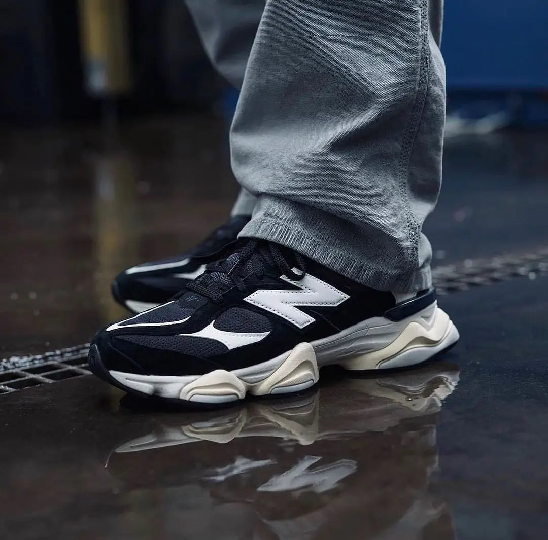 Tênis Preto New Balance 9060 Black White Visto no Pe com Calca Jeans 