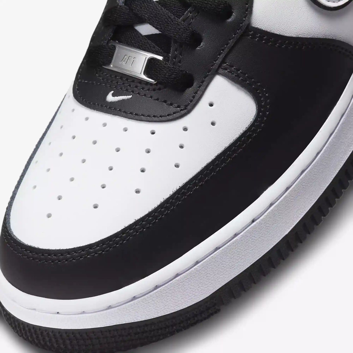 Tênis Preto com Branco Nike Air Force 1 Panda Parte do Cabedal Frontal