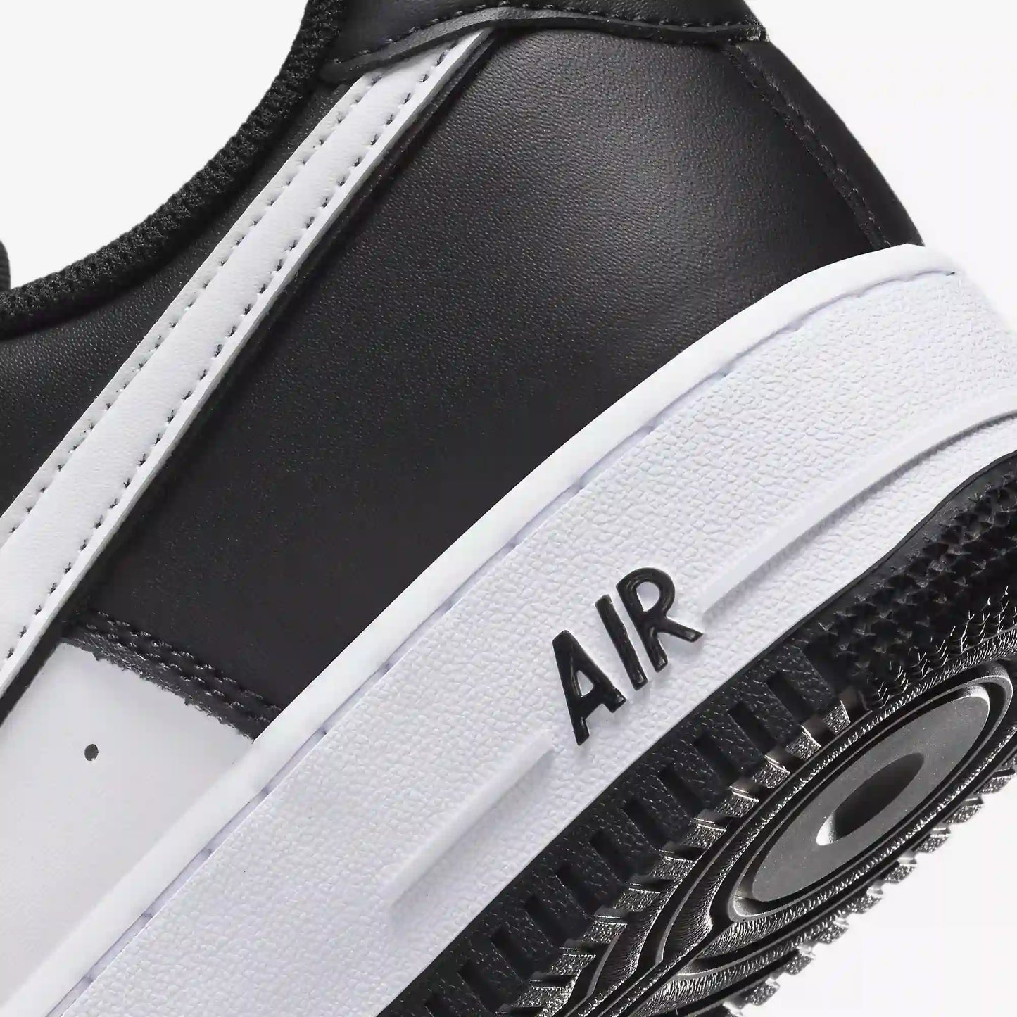 Tênis Preto com Branco Nike Air Force 1 Panda Parte Traseira em Detalhes 