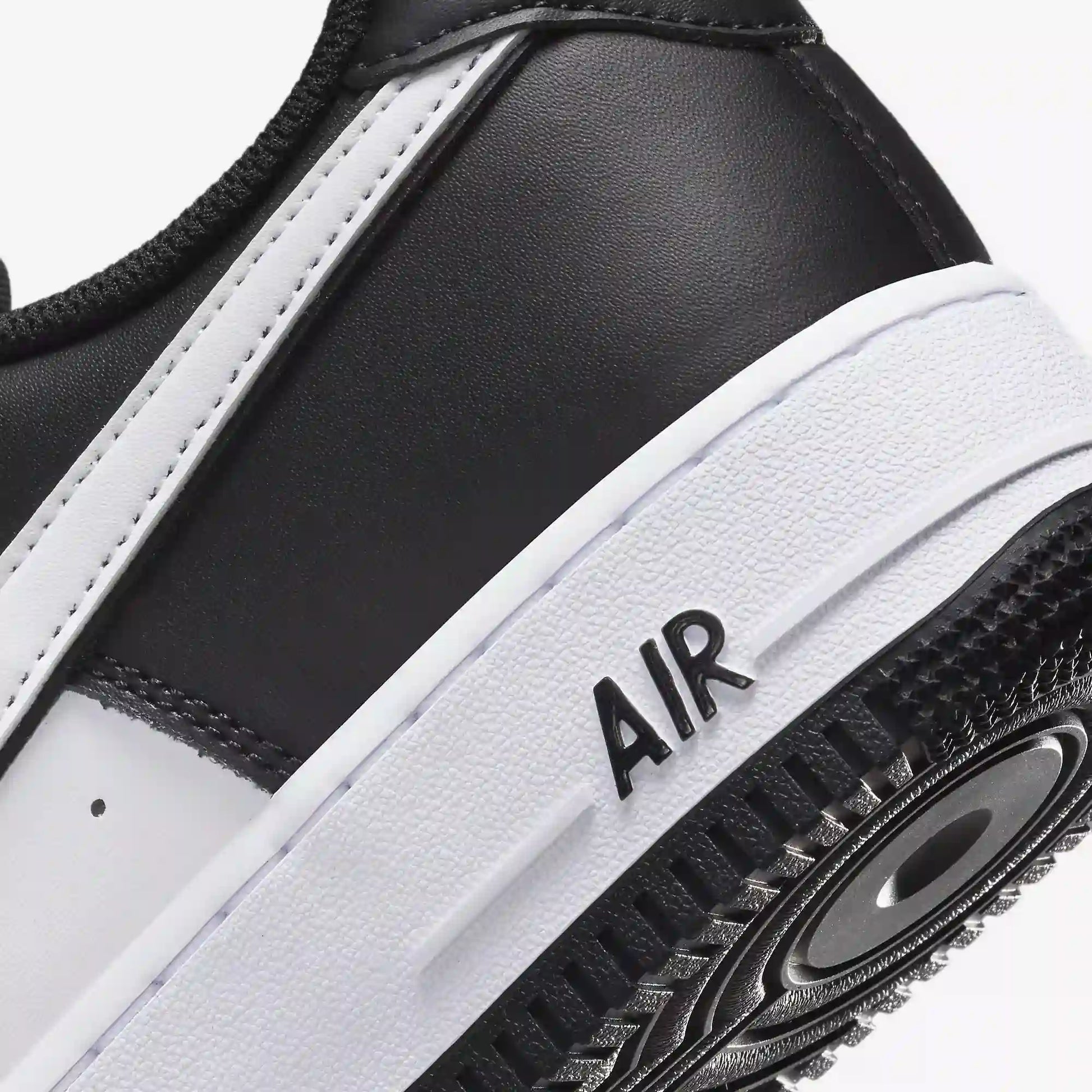 Tênis Preto com Branco Nike Air Force 1 Panda Parte Traseira em Detalhes 