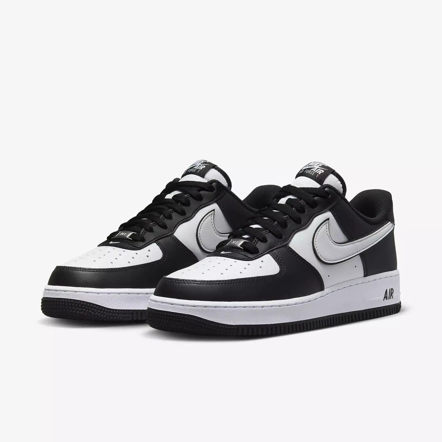 Tênis Preto com Branco Nike Air Force 1 Panda Par Visto de Frente