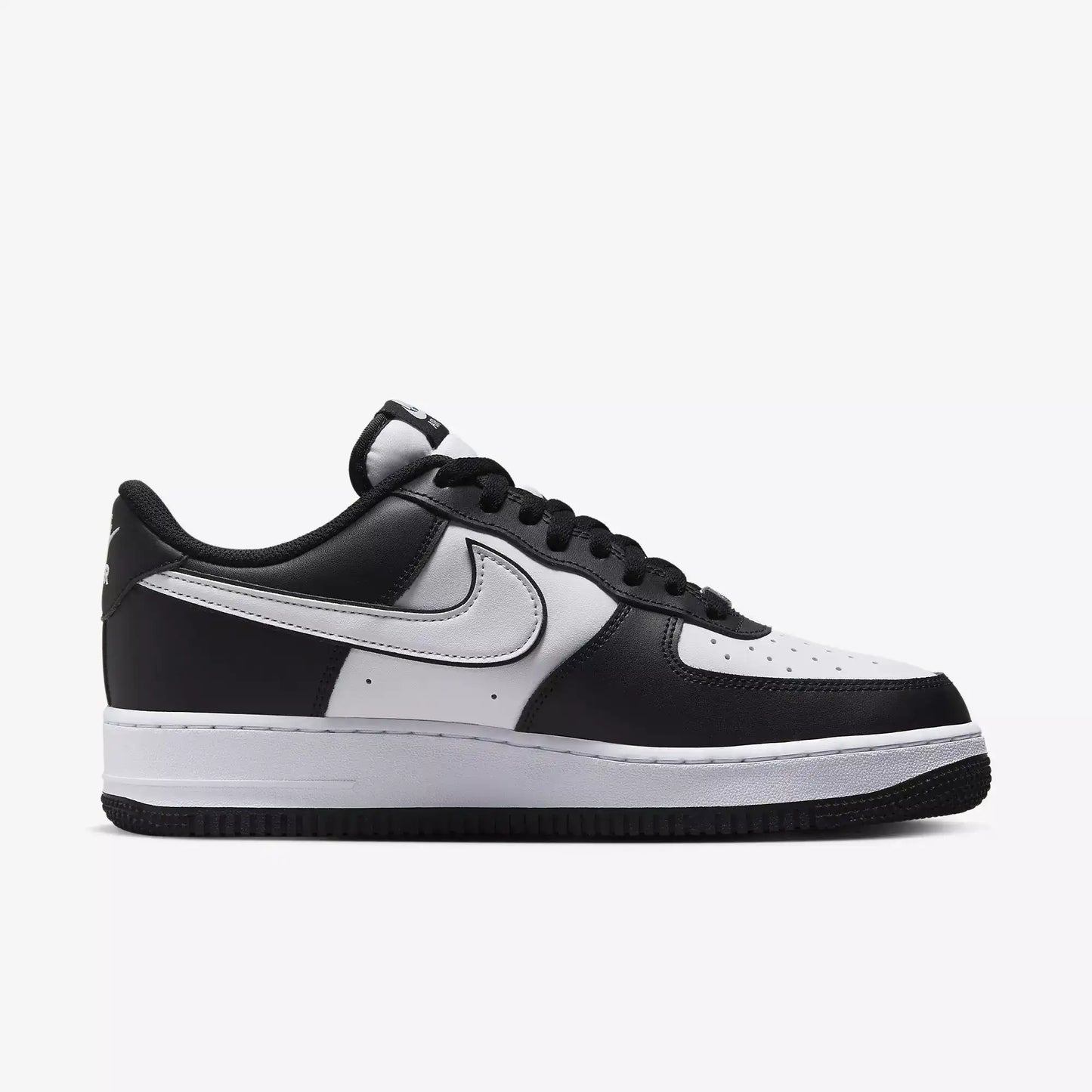 Tênis Preto com Branco Nike Air Force 1 Panda Parte Lateral Direita