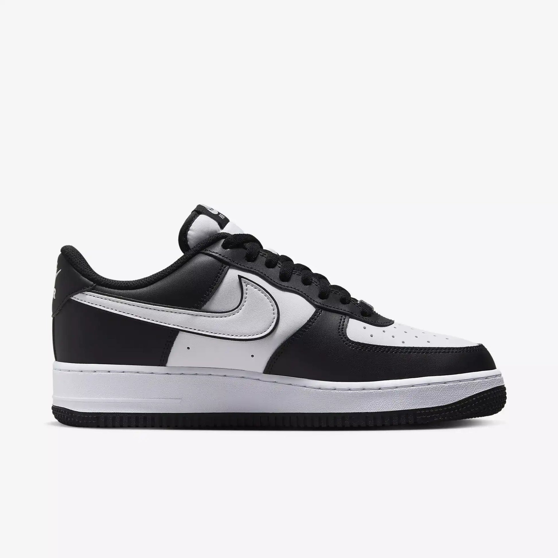Tênis Preto com Branco Nike Air Force 1 Panda Parte Lateral Direita