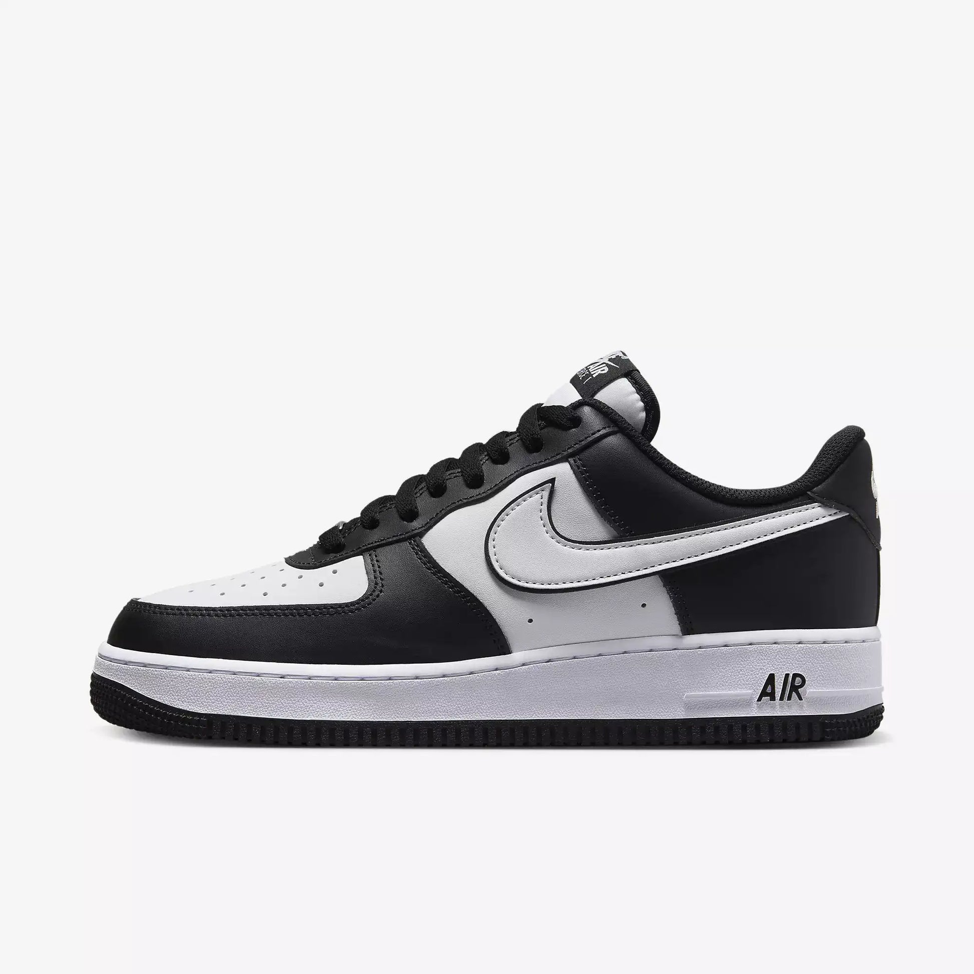 Tênis Preto com Branco Nike Air Force 1 Panda Parte Lateral Esquerda