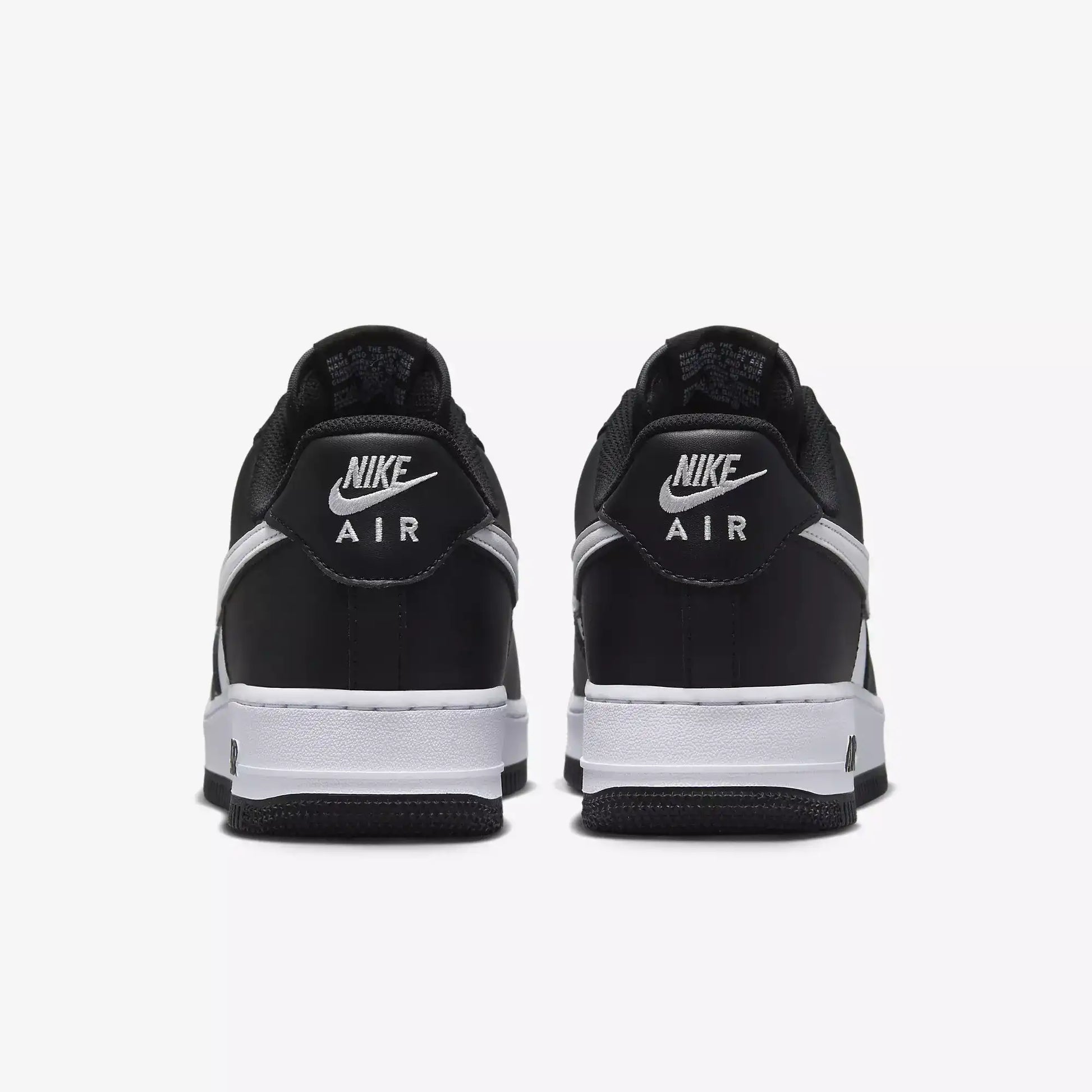 Tênis Preto com Branco Nike Air Force 1 Panda Parte Traseira em Detalhes