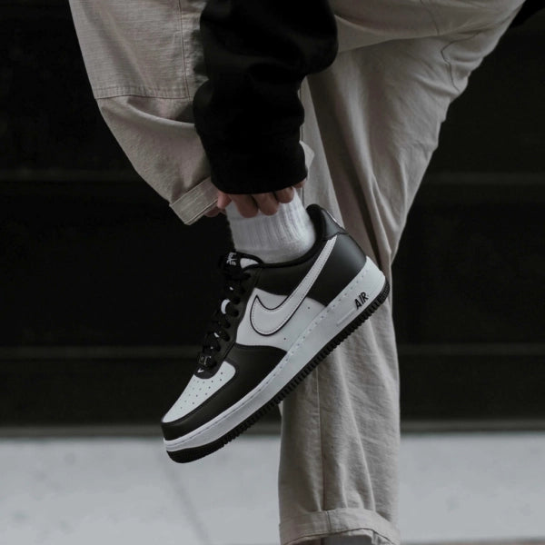 Tênis Preto com Branco Nike Air Force 1 Panda Visto no Pe com Calca Bege